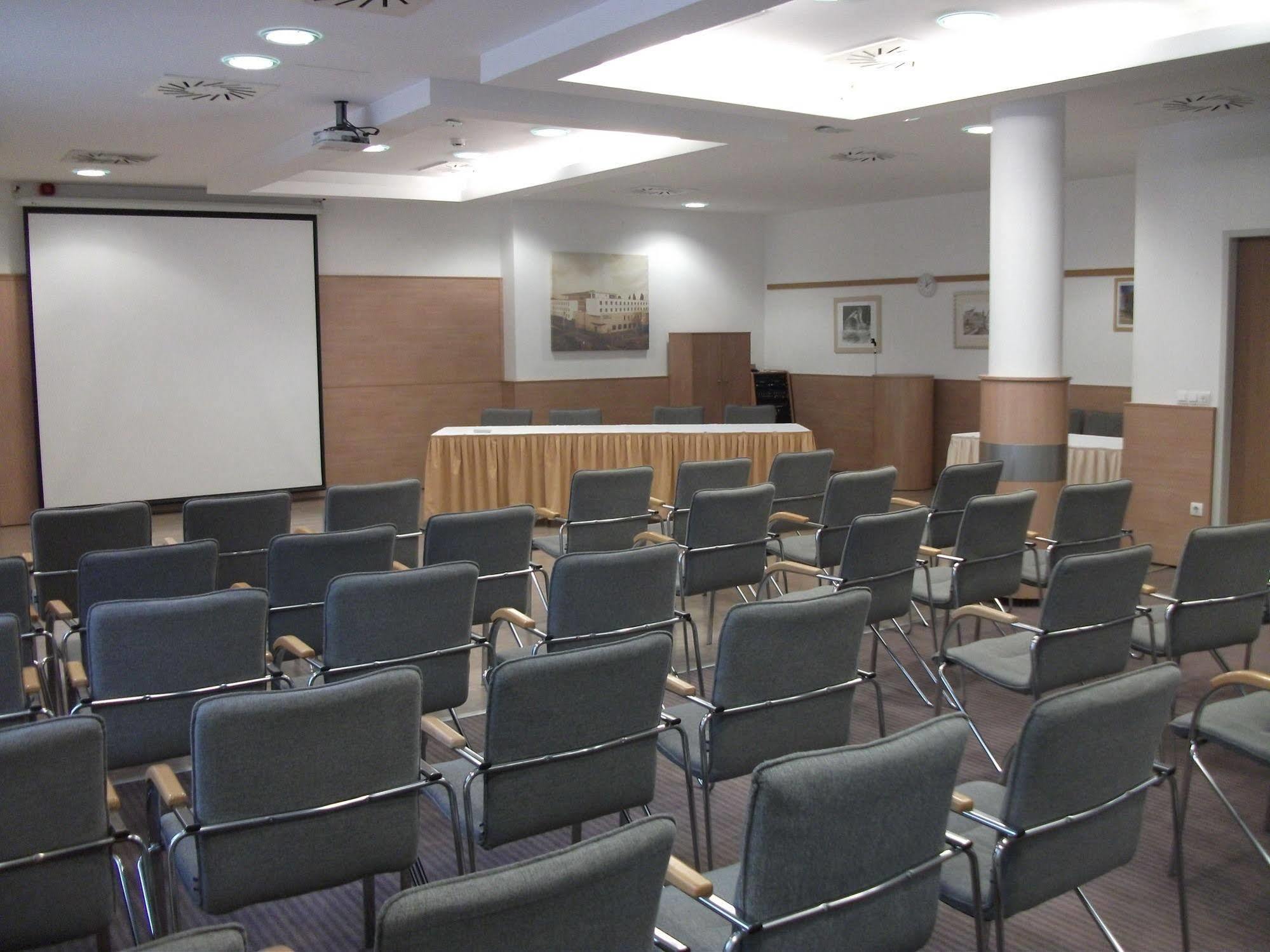 Famulus Kollegium Hostel Gyor Ngoại thất bức ảnh