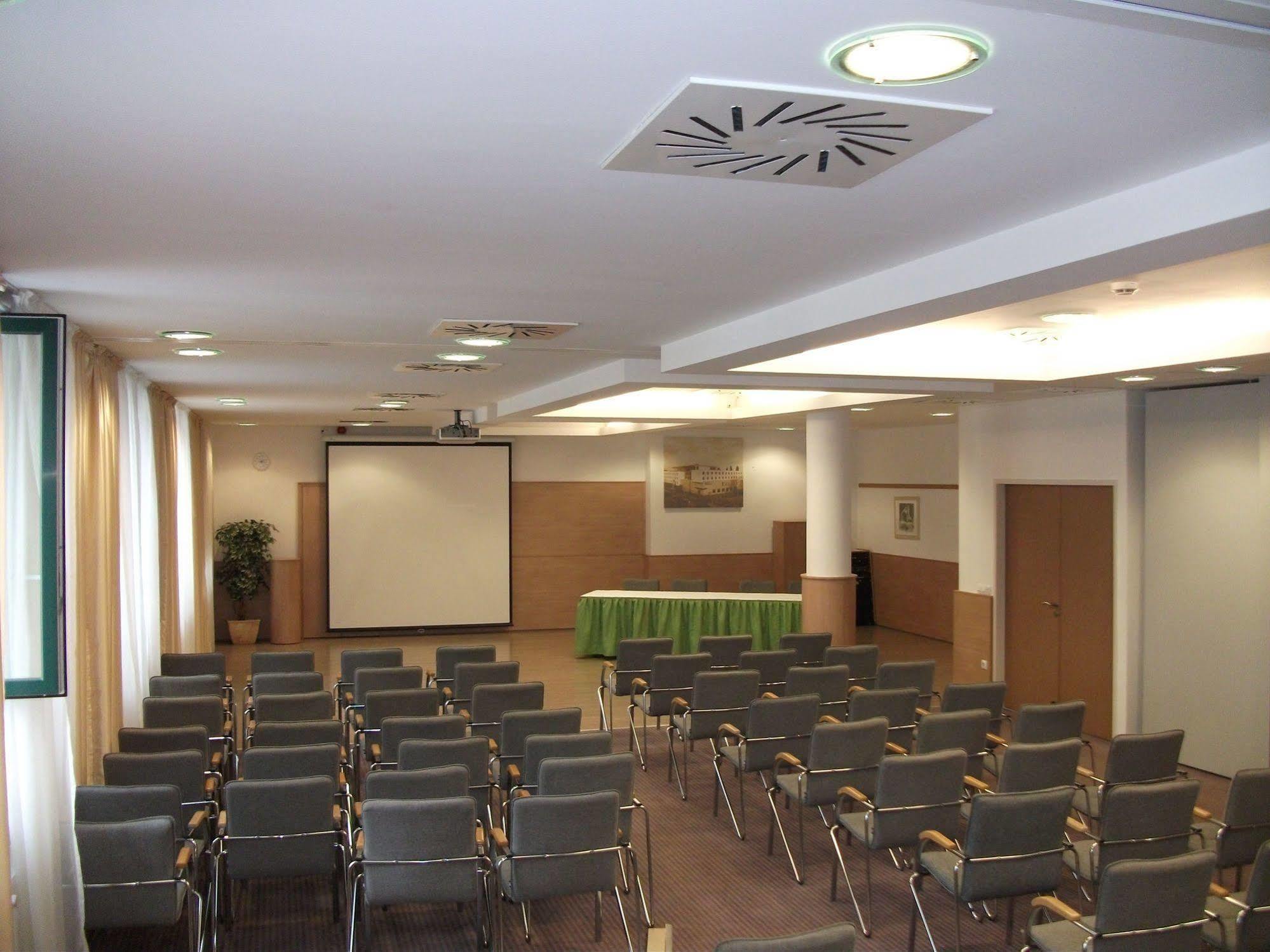 Famulus Kollegium Hostel Gyor Ngoại thất bức ảnh